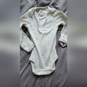 💙3 Months Carter's Beige Long Sleeve Baby Bodysuit